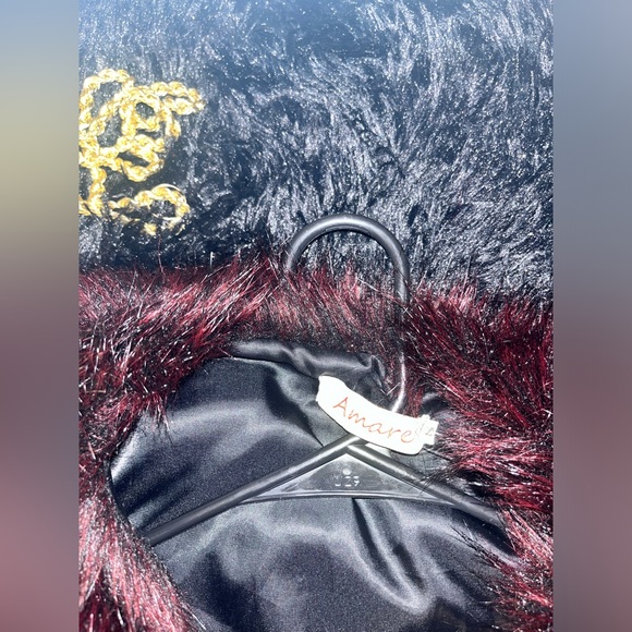 Woman’s Burgundy fur vest - Picture 3 of 4
